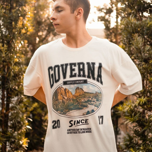 Camiseta Governa Since 2017 – Off White